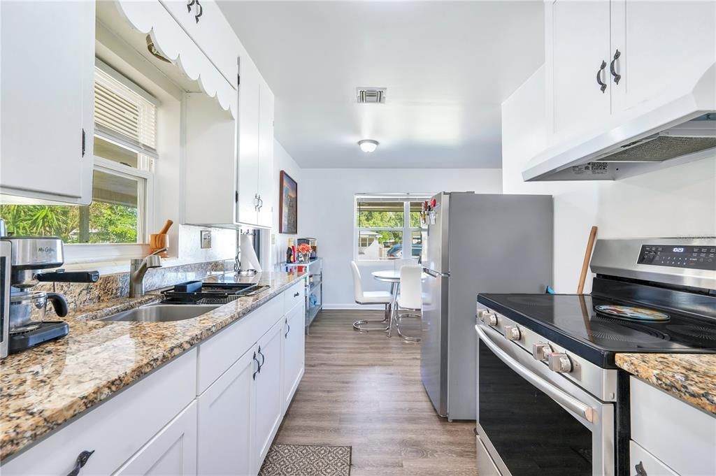 На продажу: $220,000 (2 спален, 2 ванн, 1021 Квадратных фут)