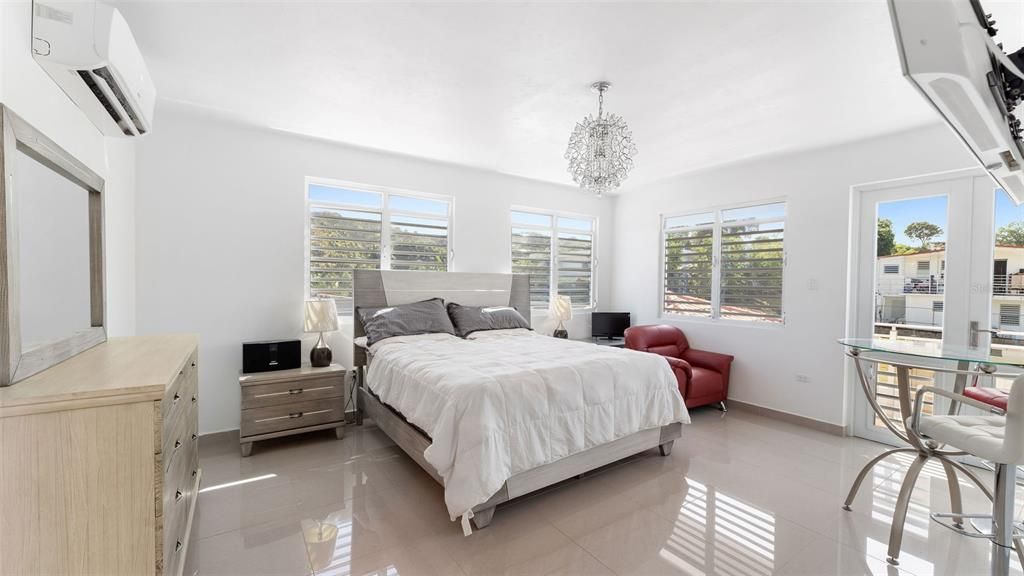 En Venta: $1,500,000 (4 camas, 3 baños, 3500 Pies cuadrados)