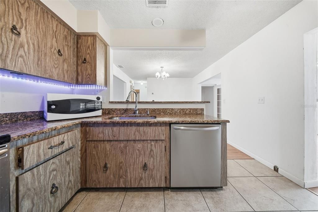 待售: $330,000 (3 贝兹, 3 浴室, 1576 平方英尺)