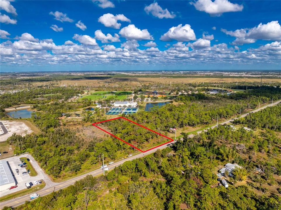 На продажу: $590,000 (1.78 acres)