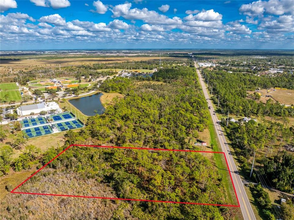 На продажу: $590,000 (1.78 acres)