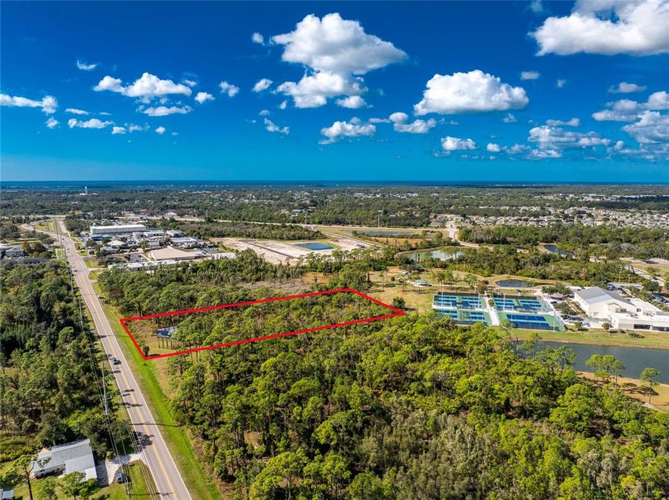 На продажу: $590,000 (1.78 acres)