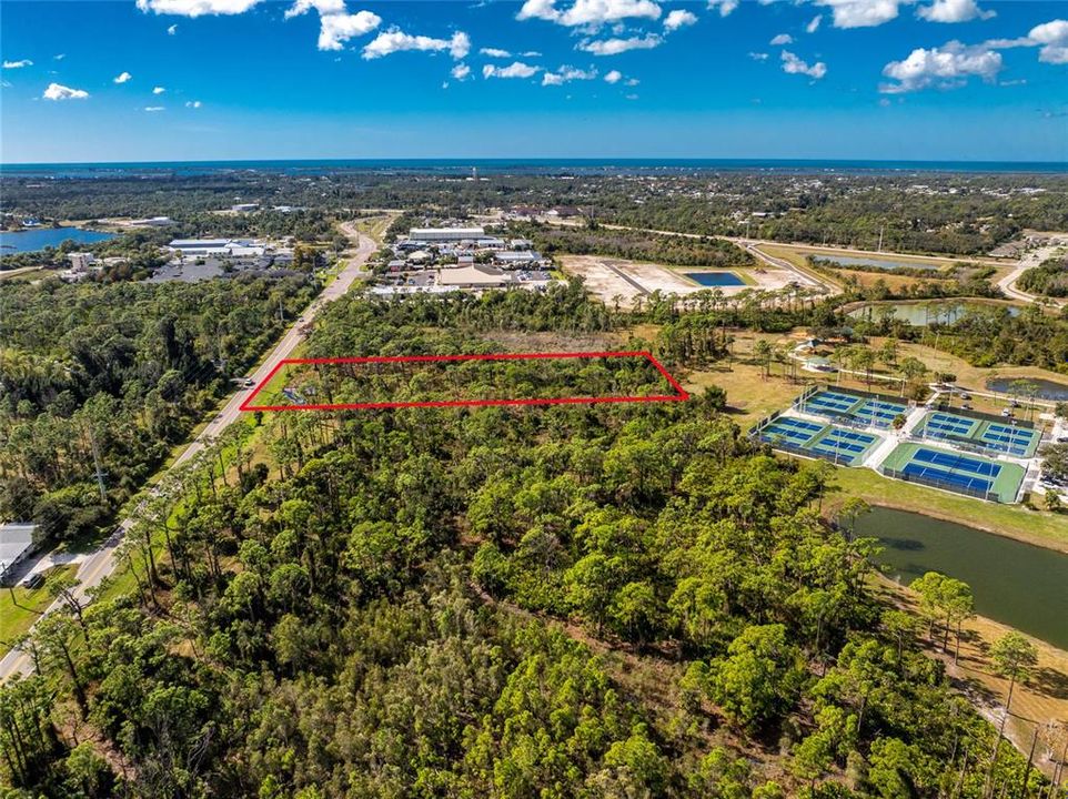 На продажу: $590,000 (1.78 acres)