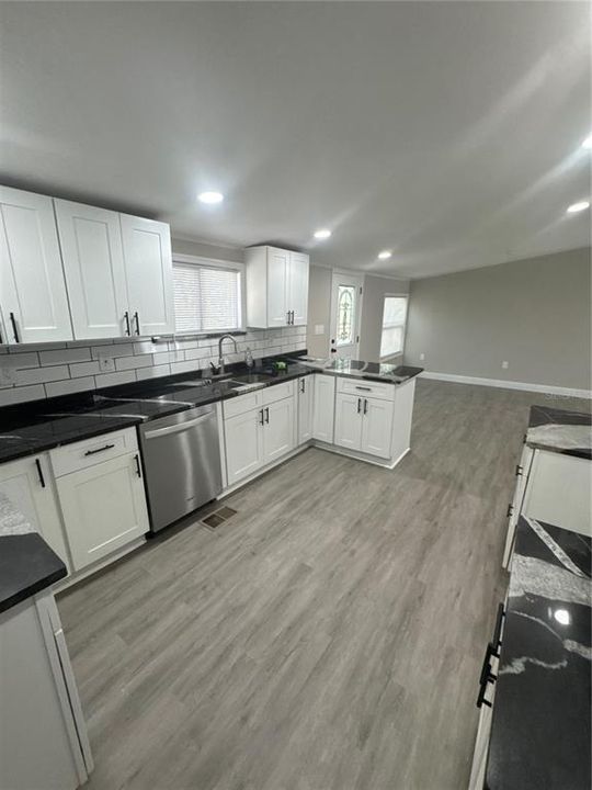 出租: $2,600 (5 贝兹, 2 浴室, 1680 平方英尺)