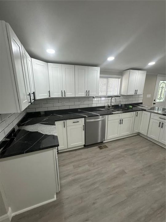 出租: $2,600 (5 贝兹, 2 浴室, 1680 平方英尺)