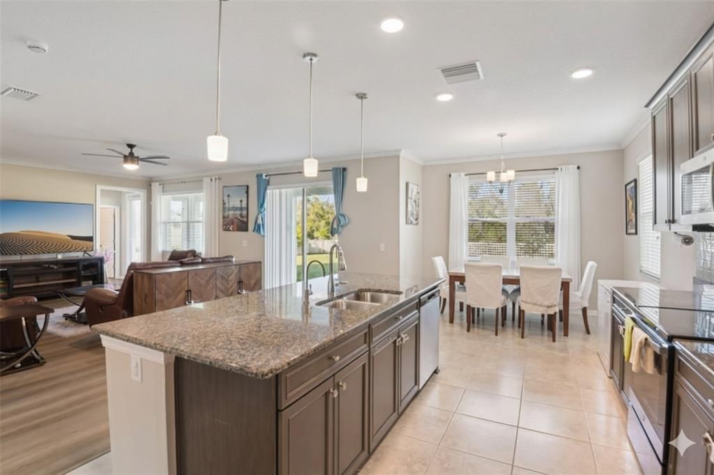 For Sale: $580,000 (5 beds, 3 baths, 3292 Square Feet)