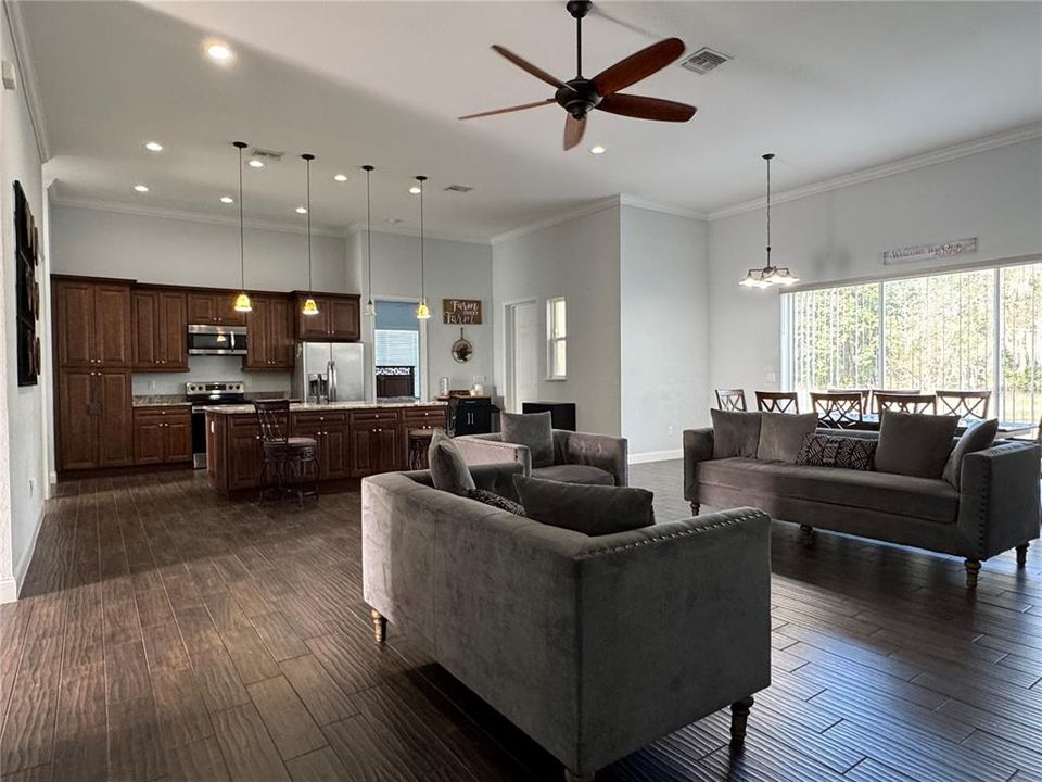 出租: $4,000 (4 贝兹, 4 浴室, 3330 平方英尺)