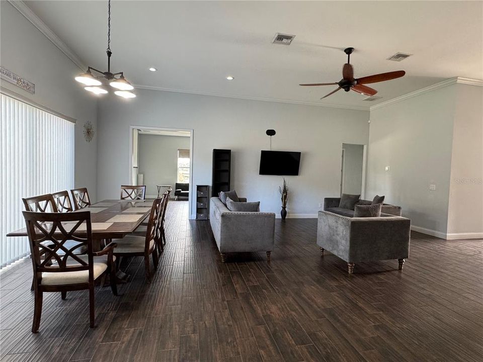 出租: $4,000 (4 贝兹, 4 浴室, 3330 平方英尺)