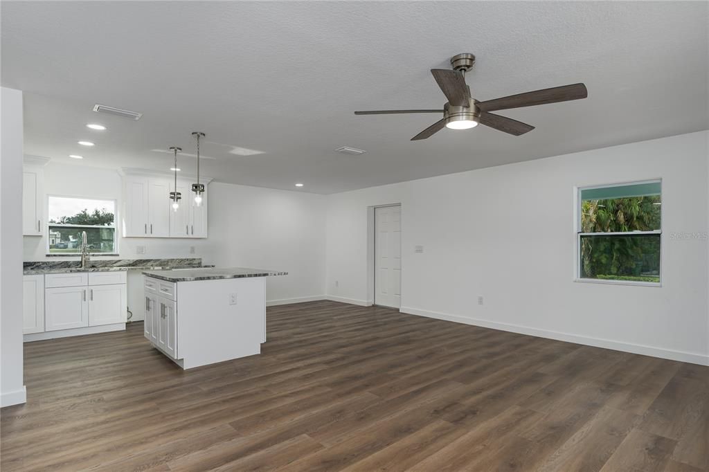 На продажу: $357,900 (3 спален, 2 ванн, 1335 Квадратных фут)