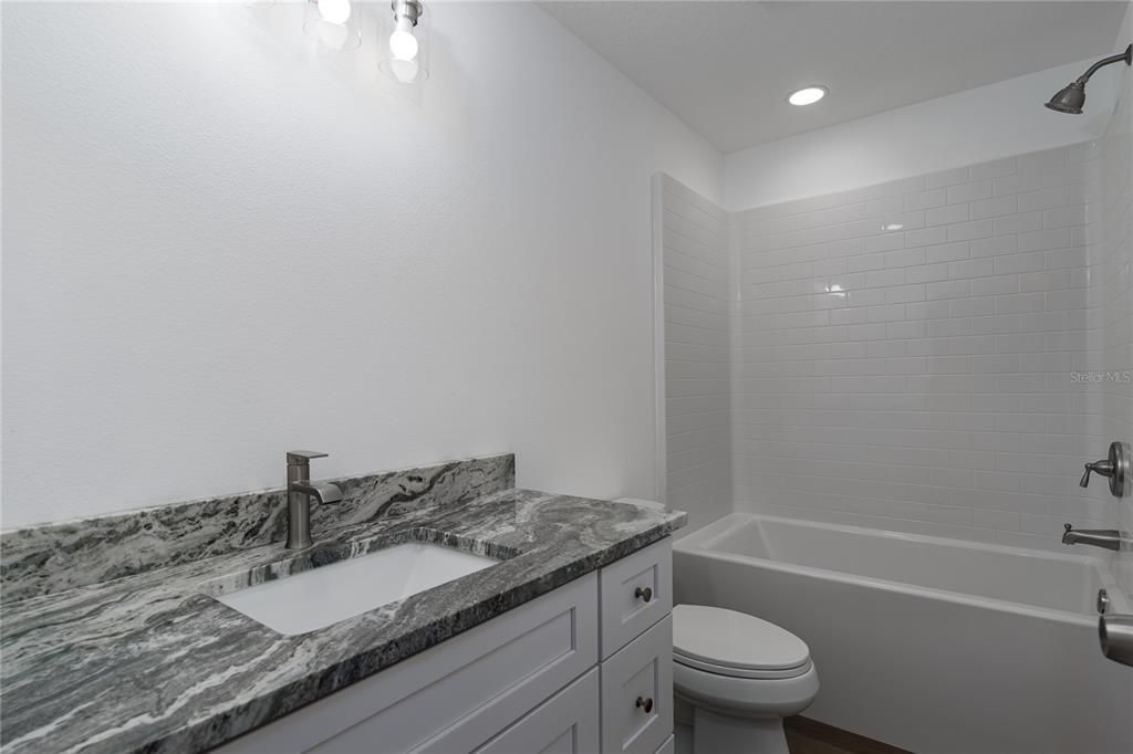 На продажу: $357,900 (3 спален, 2 ванн, 1335 Квадратных фут)