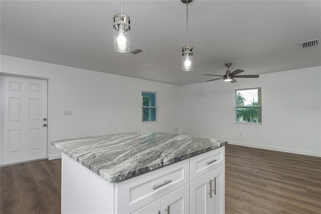 На продажу: $357,900 (3 спален, 2 ванн, 1335 Квадратных фут)