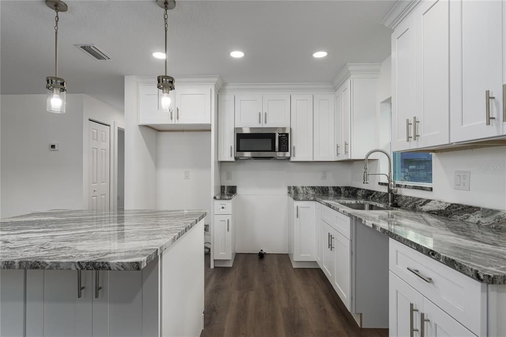 На продажу: $357,900 (3 спален, 2 ванн, 1335 Квадратных фут)