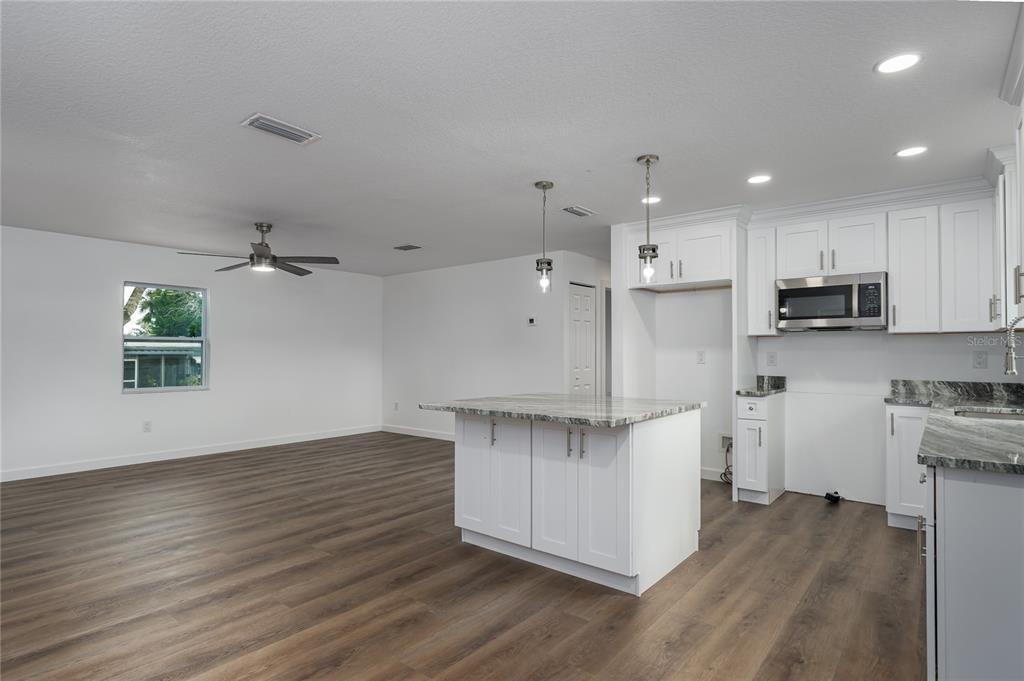 На продажу: $357,900 (3 спален, 2 ванн, 1335 Квадратных фут)