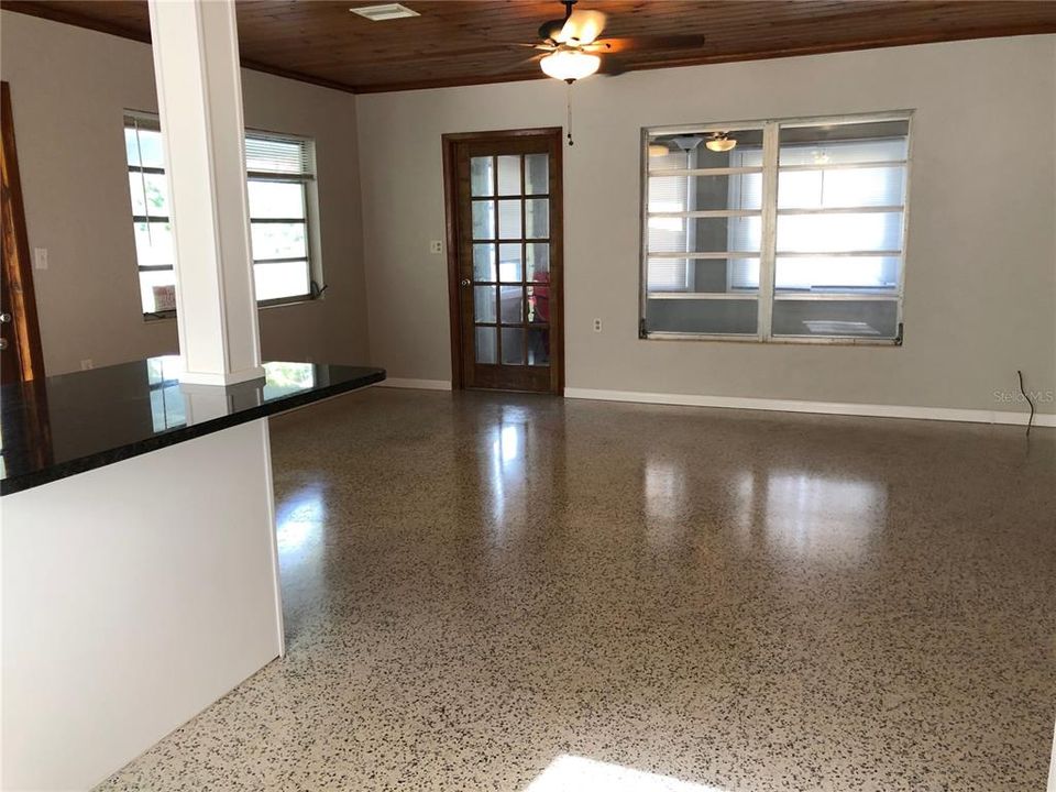 出租: $1,700 (2 贝兹, 1 浴室, 768 平方英尺)