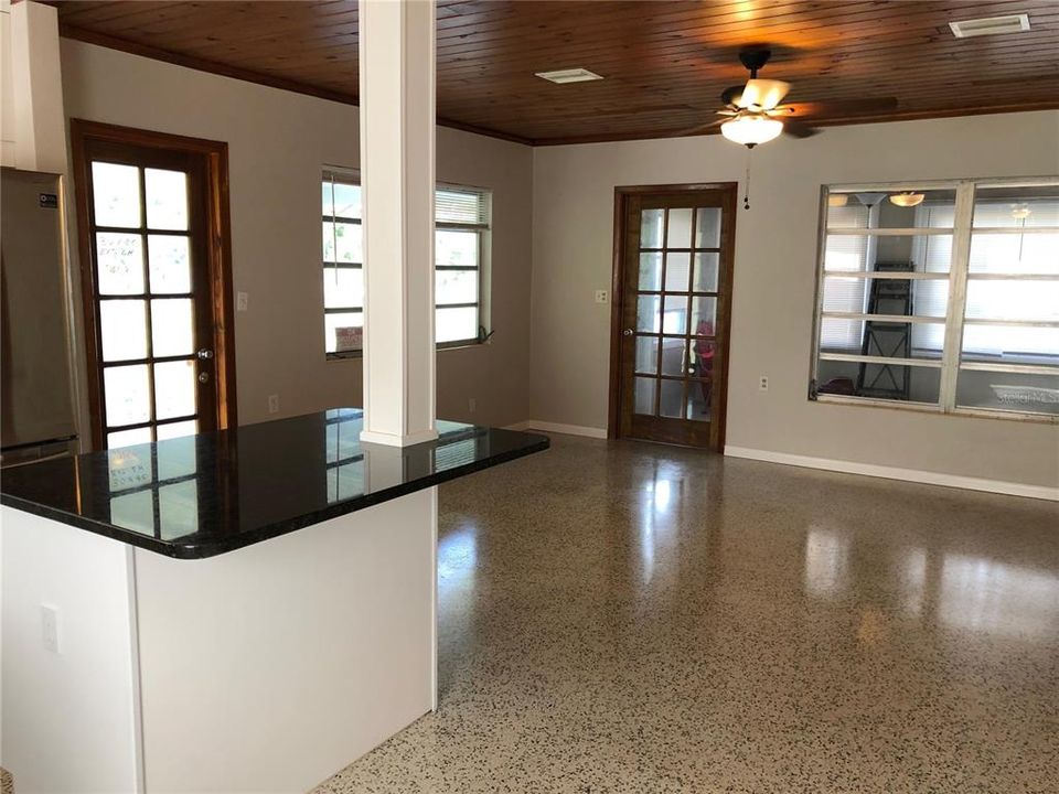 出租: $1,700 (2 贝兹, 1 浴室, 768 平方英尺)