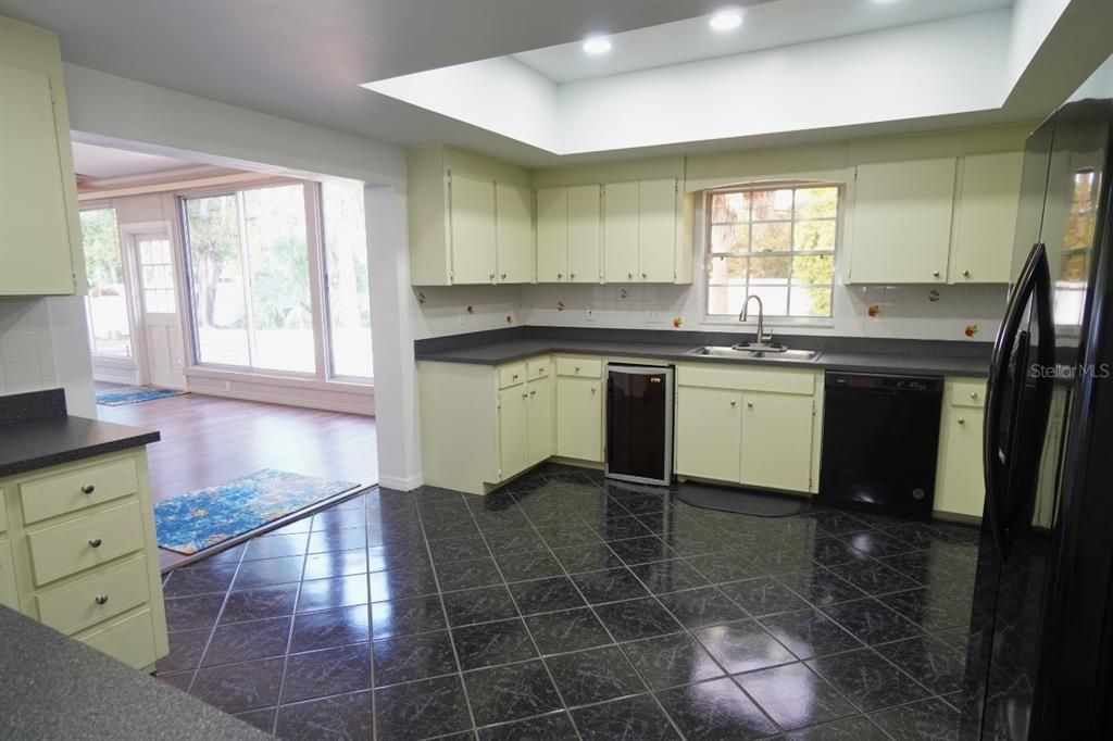 For Sale: $399,900 (3 beds, 2 baths, 2276 Square Feet)