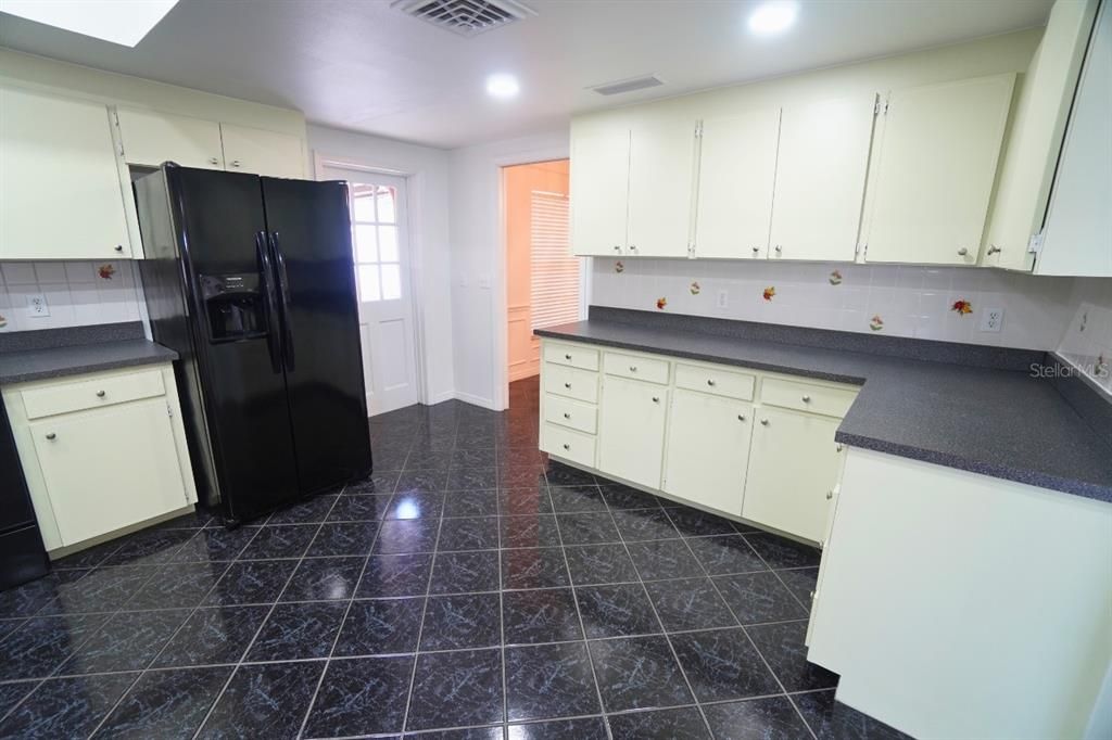 For Sale: $399,900 (3 beds, 2 baths, 2276 Square Feet)