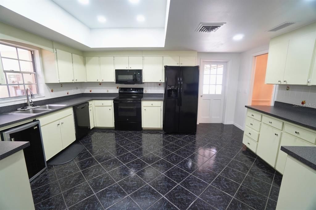 For Sale: $399,900 (3 beds, 2 baths, 2276 Square Feet)