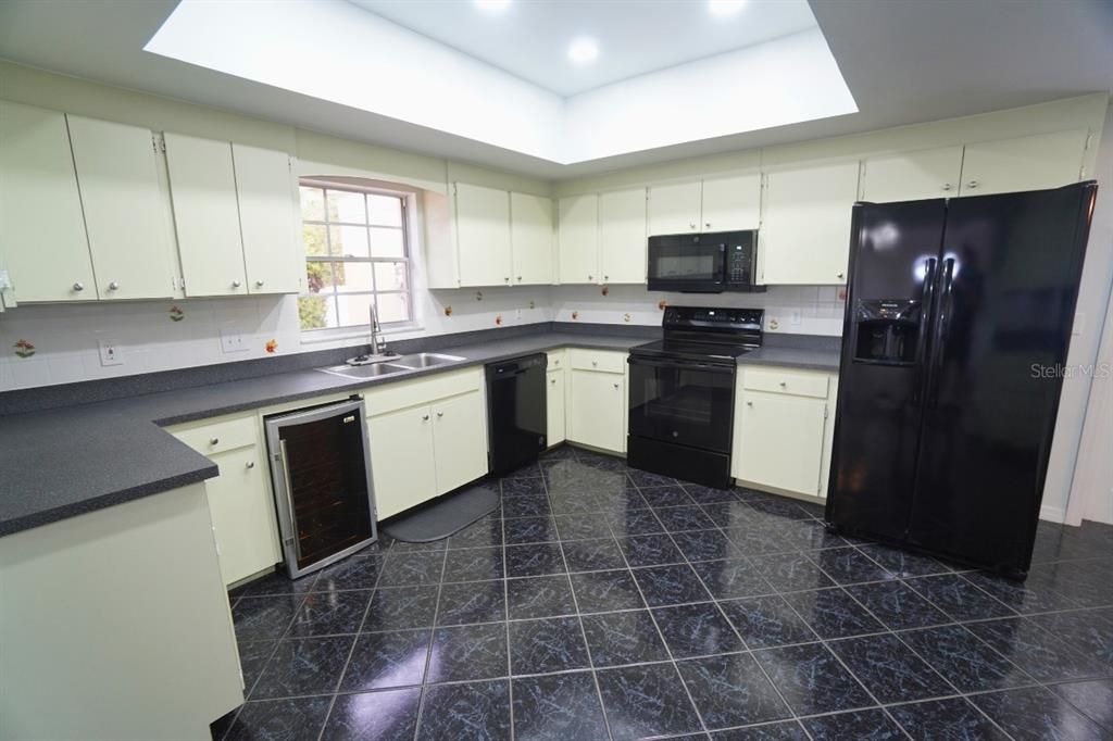 For Sale: $399,900 (3 beds, 2 baths, 2276 Square Feet)