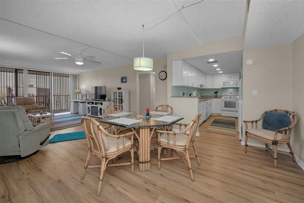 En Venta: $345,000 (2 camas, 2 baños, 1185 Pies cuadrados)