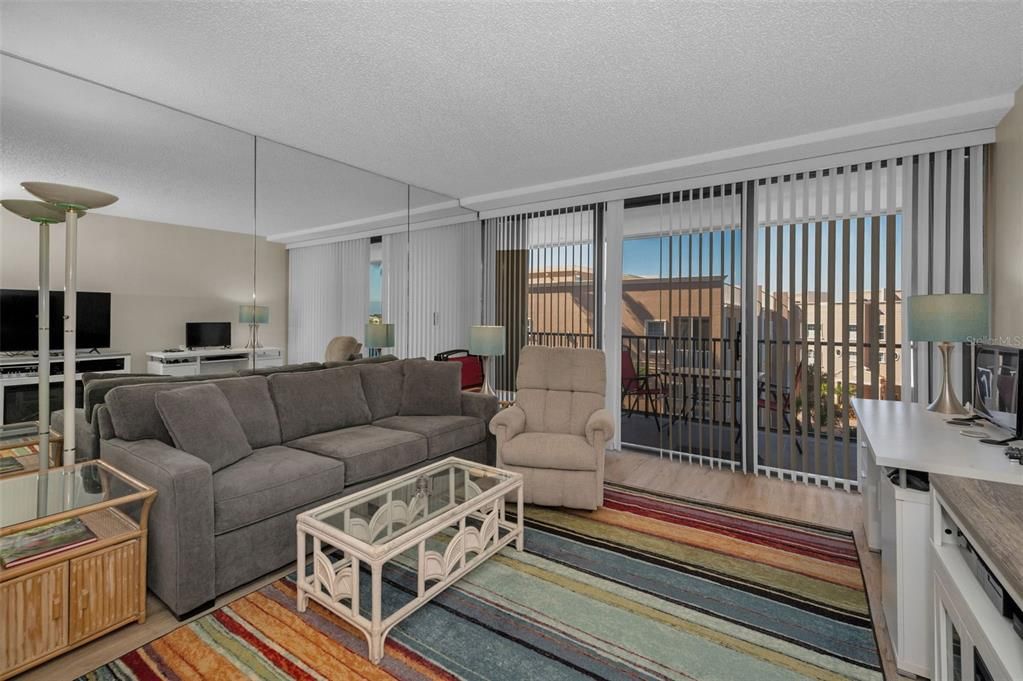 En Venta: $345,000 (2 camas, 2 baños, 1185 Pies cuadrados)