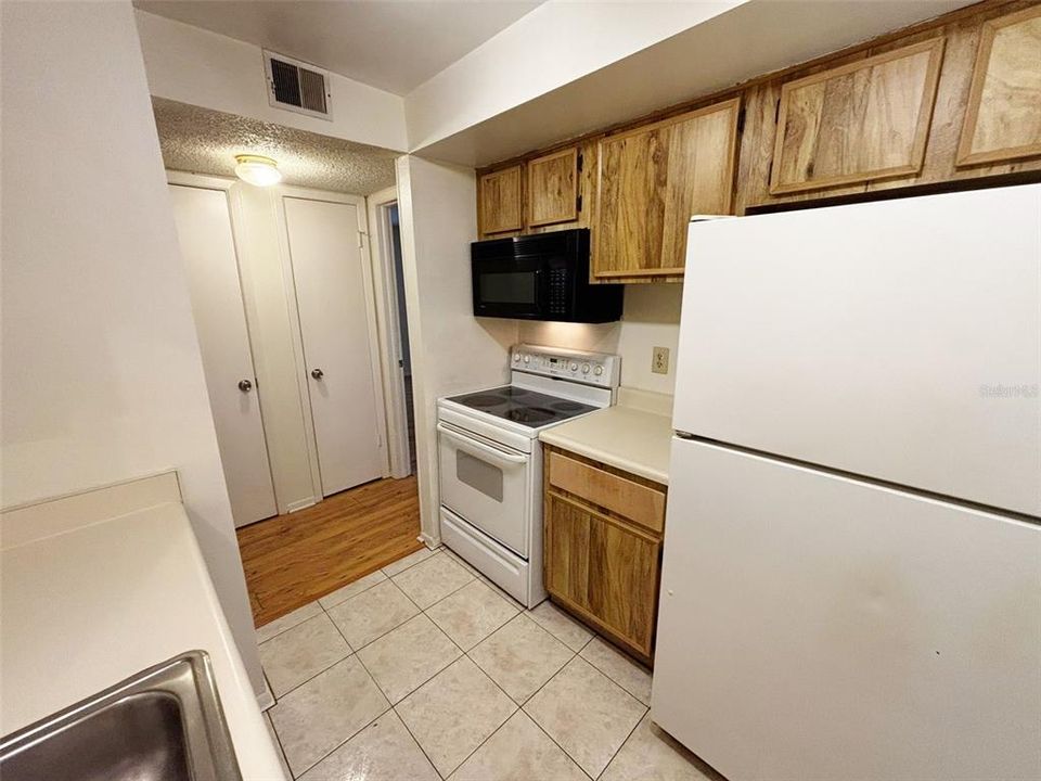 For Sale: $157,000 (2 beds, 2 baths, 912 Square Feet)