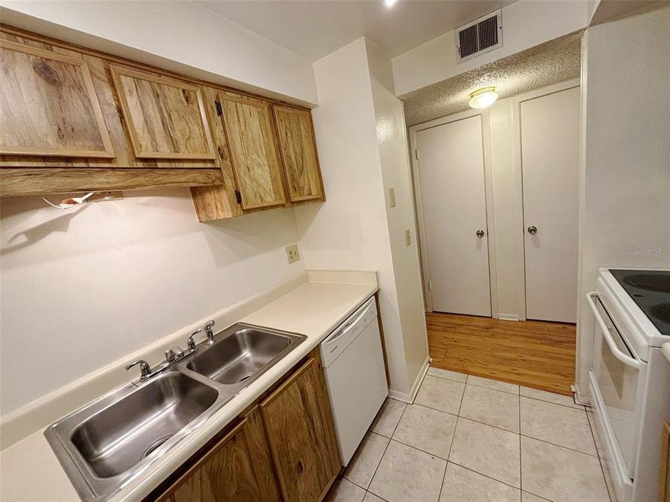 For Sale: $157,000 (2 beds, 2 baths, 912 Square Feet)