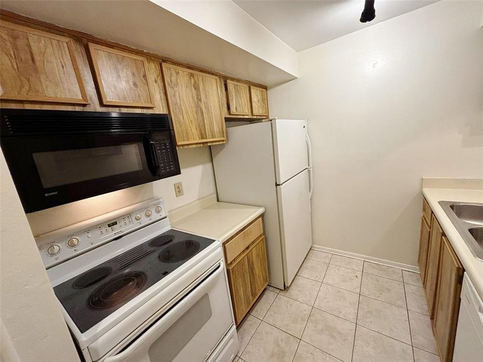 For Sale: $157,000 (2 beds, 2 baths, 912 Square Feet)
