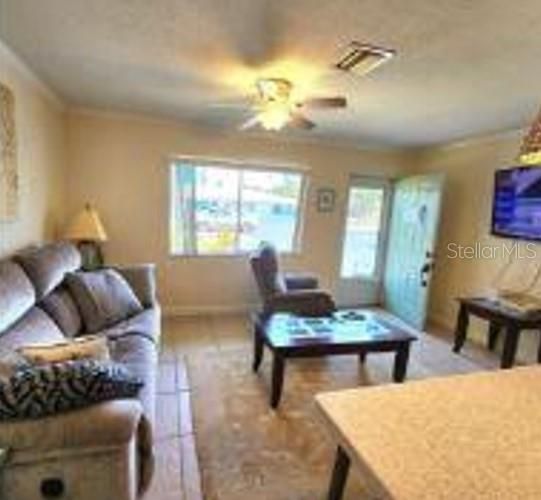 For Sale: $159,900 (1 beds, 1 baths, 555 Square Feet)