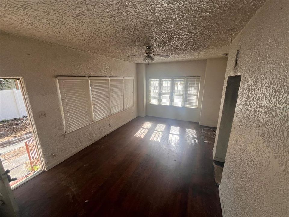 For Sale: $175,000 (5 beds, 4 baths, 2592 Square Feet)