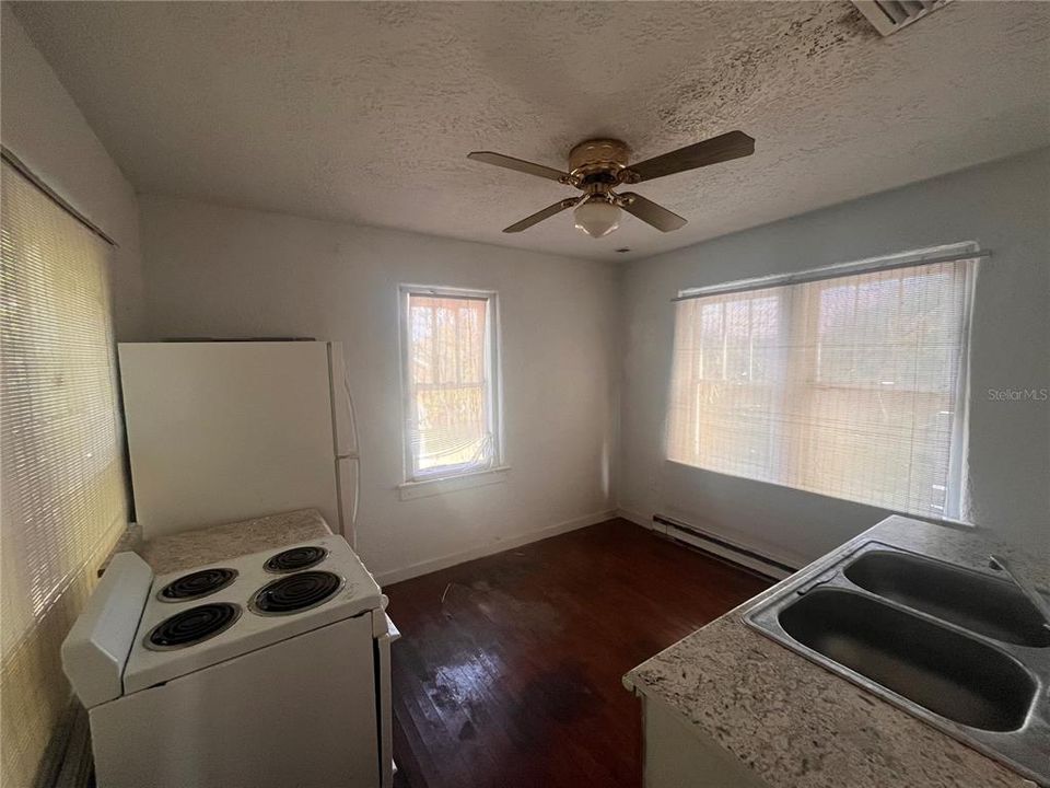 For Sale: $175,000 (5 beds, 4 baths, 2592 Square Feet)