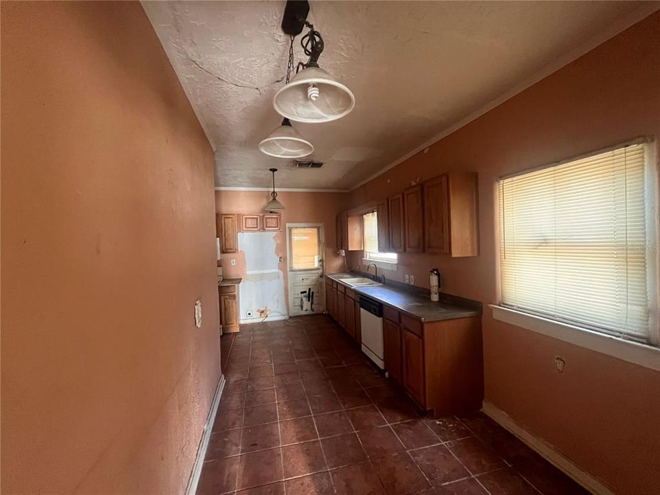 For Sale: $175,000 (5 beds, 4 baths, 2592 Square Feet)