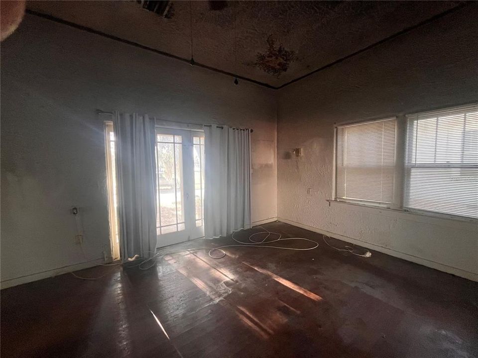 For Sale: $175,000 (5 beds, 4 baths, 2592 Square Feet)