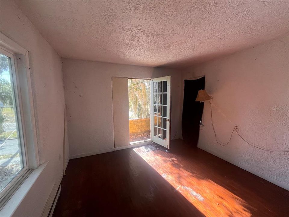 For Sale: $175,000 (5 beds, 4 baths, 2592 Square Feet)