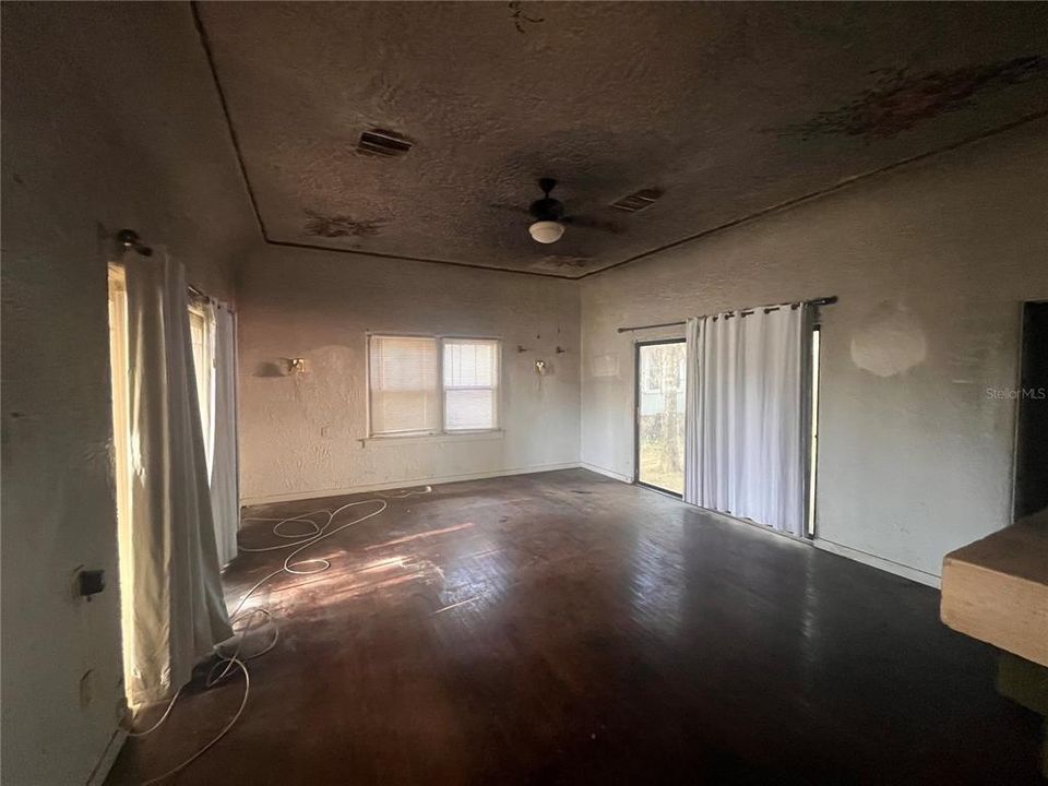 For Sale: $175,000 (5 beds, 4 baths, 2592 Square Feet)