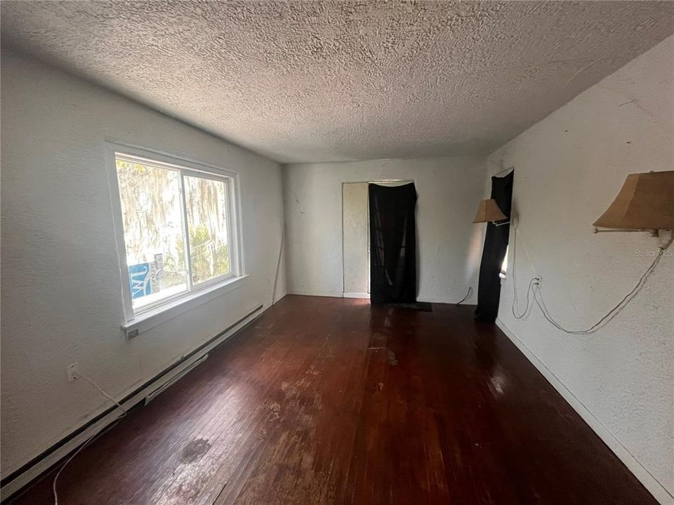 For Sale: $175,000 (5 beds, 4 baths, 2592 Square Feet)