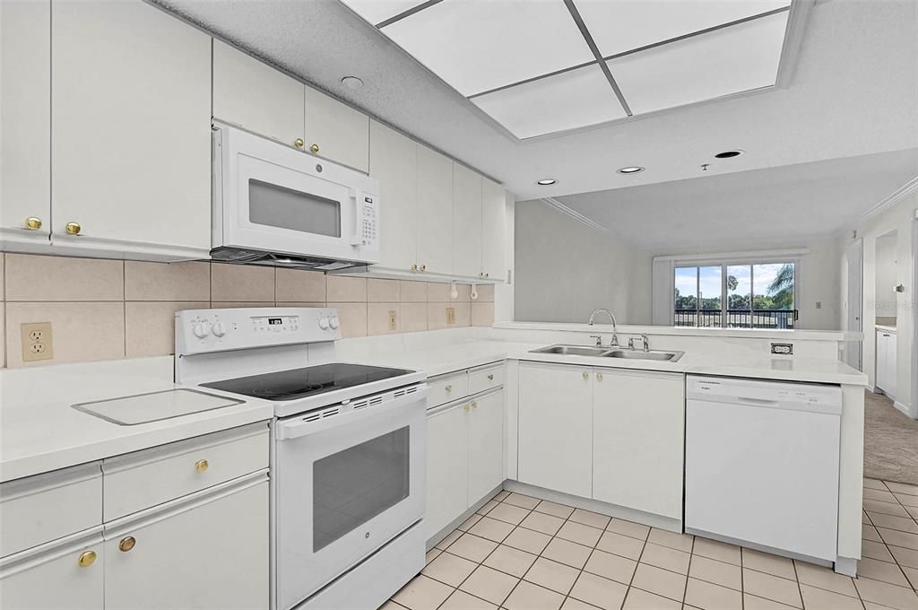 For Sale: $139,900 (2 beds, 2 baths, 978 Square Feet)