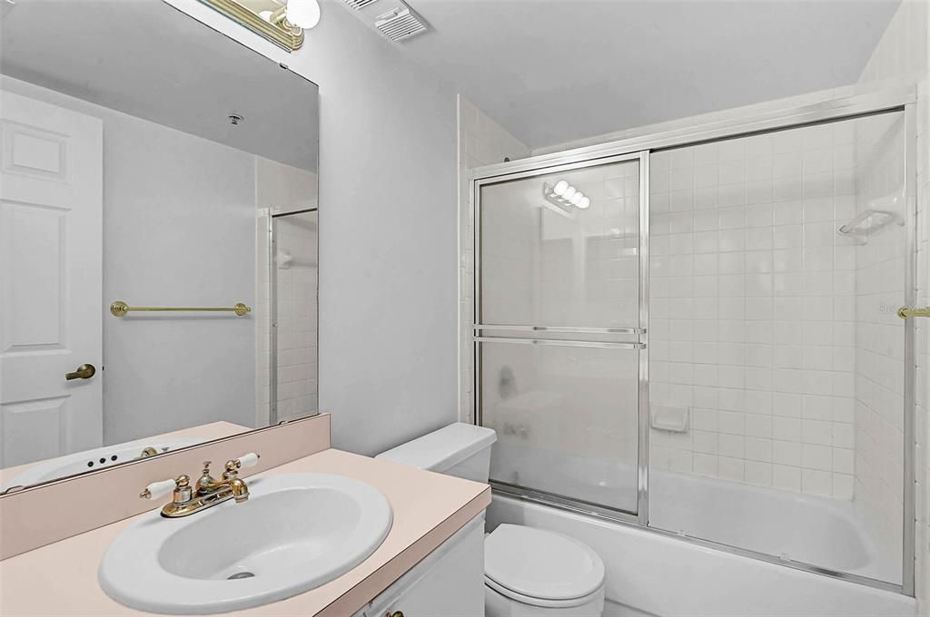 For Sale: $139,900 (2 beds, 2 baths, 978 Square Feet)