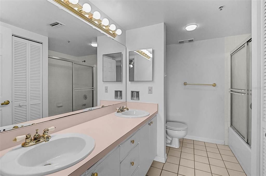 For Sale: $139,900 (2 beds, 2 baths, 978 Square Feet)