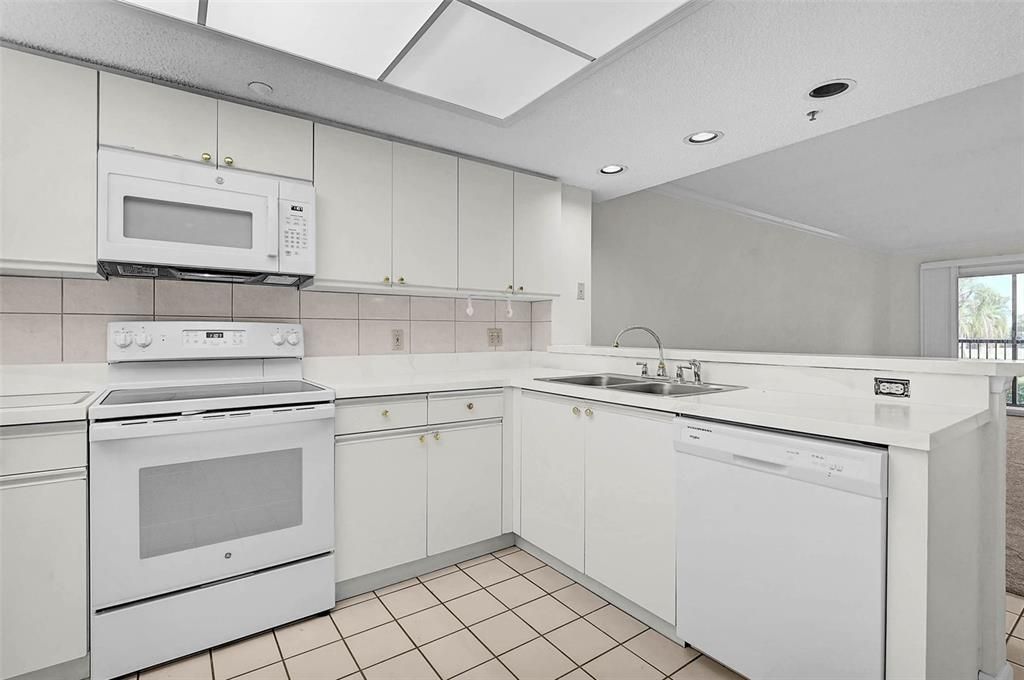 For Sale: $139,900 (2 beds, 2 baths, 978 Square Feet)