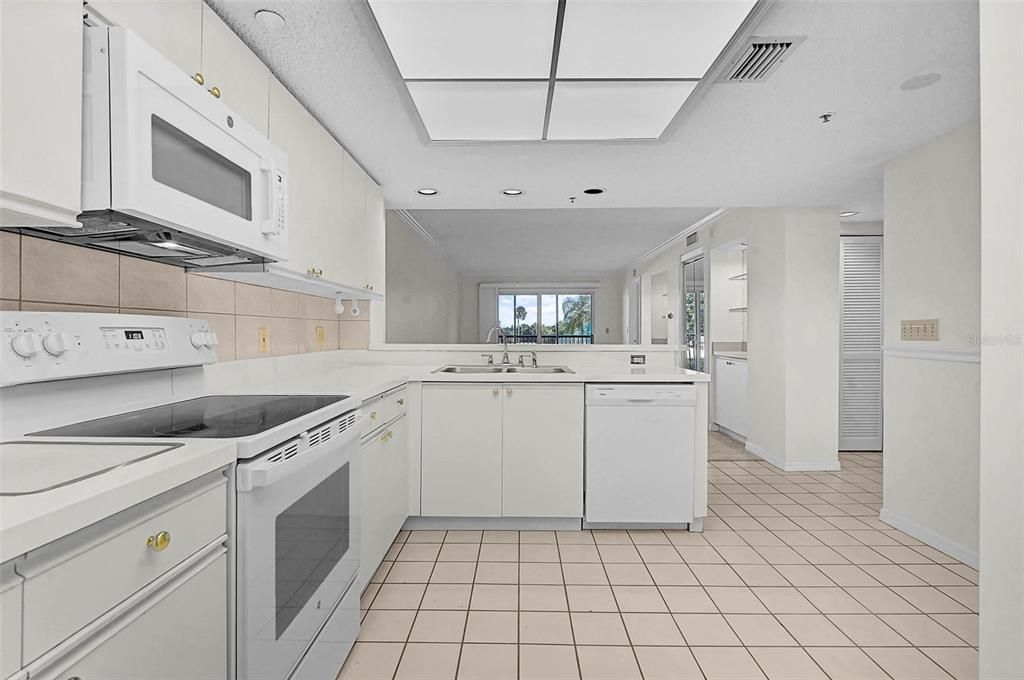 For Sale: $139,900 (2 beds, 2 baths, 978 Square Feet)