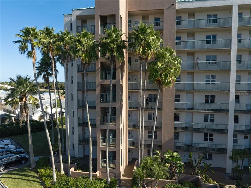 For Sale: $139,900 (2 beds, 2 baths, 978 Square Feet)