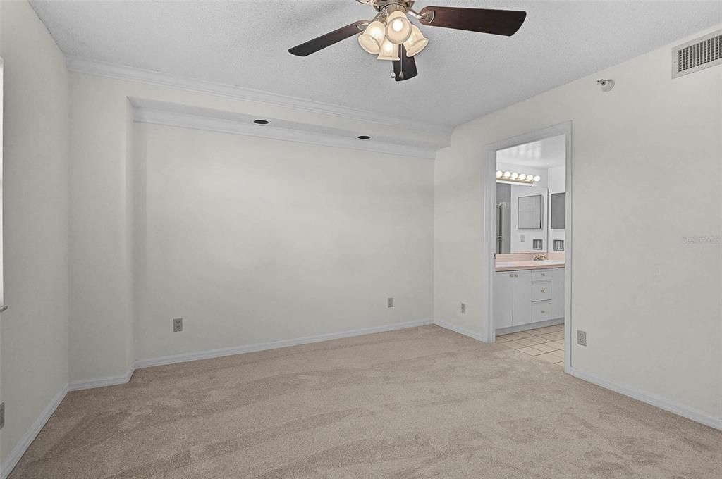 For Sale: $139,900 (2 beds, 2 baths, 978 Square Feet)