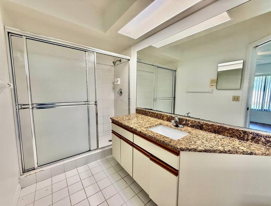 待售: $240,000 (2 贝兹, 2 浴室, 1166 平方英尺)