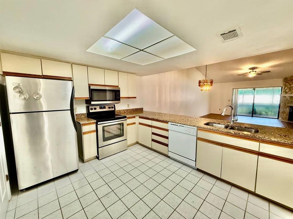 待售: $240,000 (2 贝兹, 2 浴室, 1166 平方英尺)