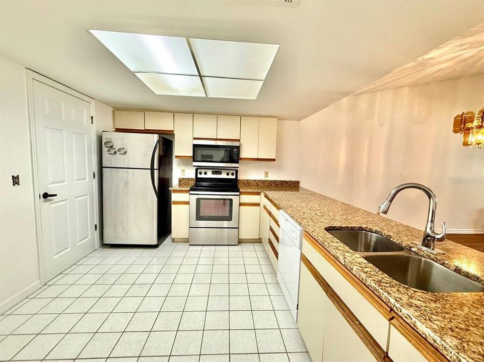 待售: $240,000 (2 贝兹, 2 浴室, 1166 平方英尺)