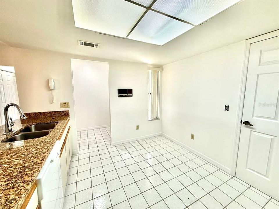 待售: $240,000 (2 贝兹, 2 浴室, 1166 平方英尺)