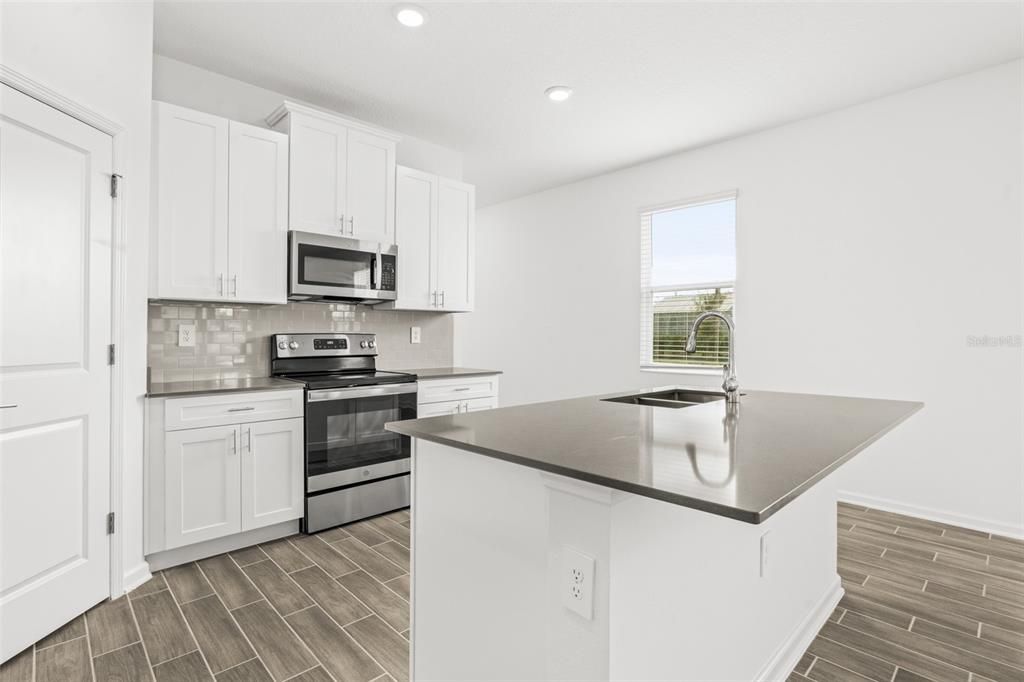 出租: $3,000 (4 贝兹, 3 浴室, 2492 平方英尺)