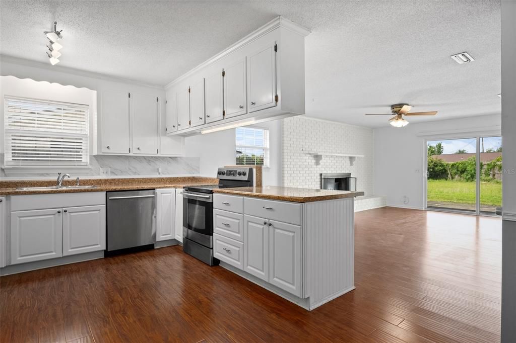 En Venta: $340,000 (3 camas, 2 baños, 2118 Pies cuadrados)