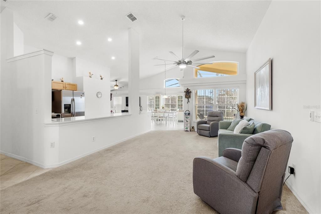 待售: $409,000 (4 贝兹, 3 浴室, 1974 平方英尺)